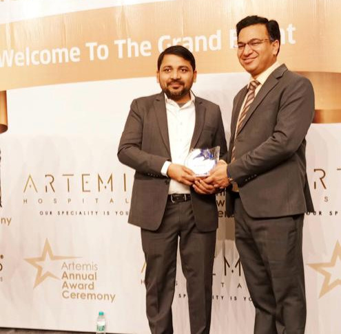 Ziya India Meditour receiving award at Artemis Hospital Annual Award Ceremony